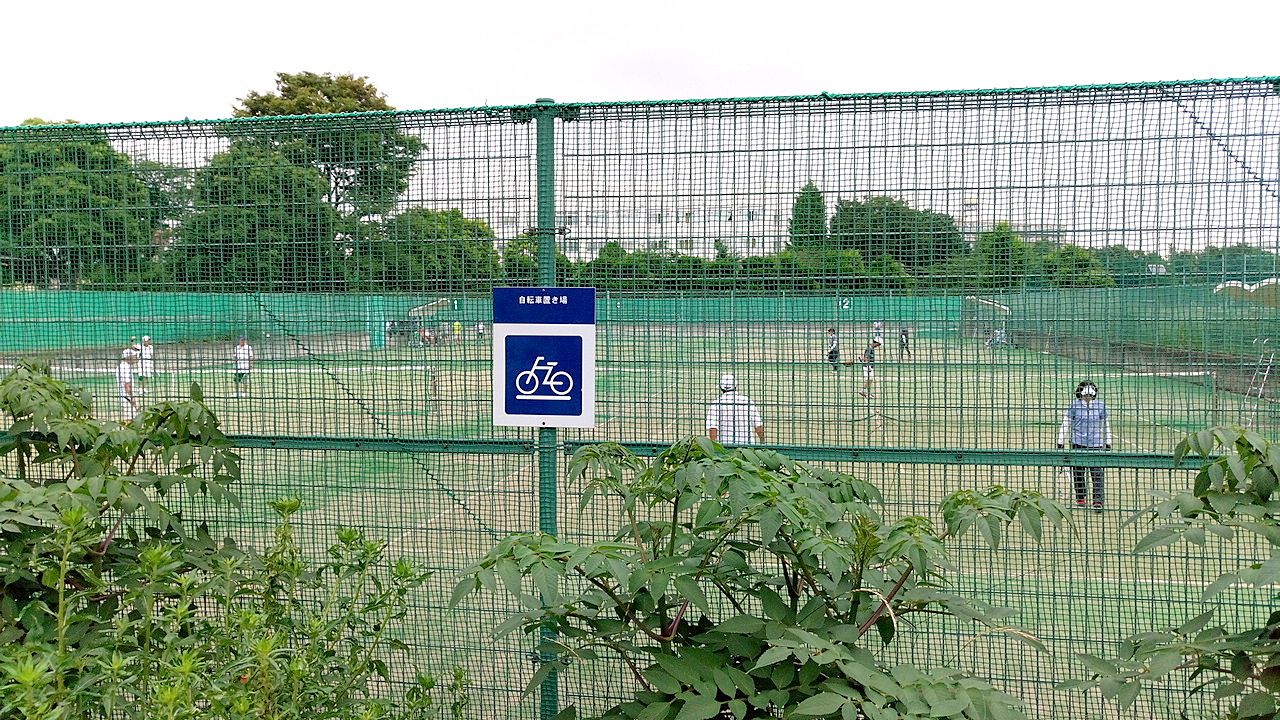 武蔵野中央公園のテニスコートは4面あります