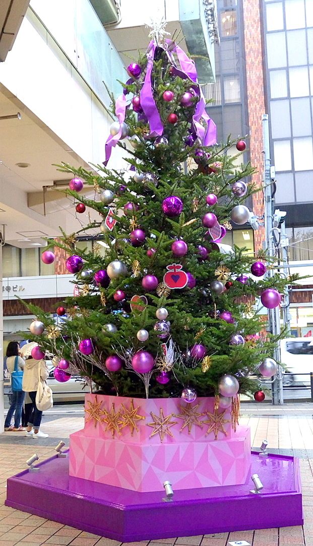 東急百貨店のツリーは紫系