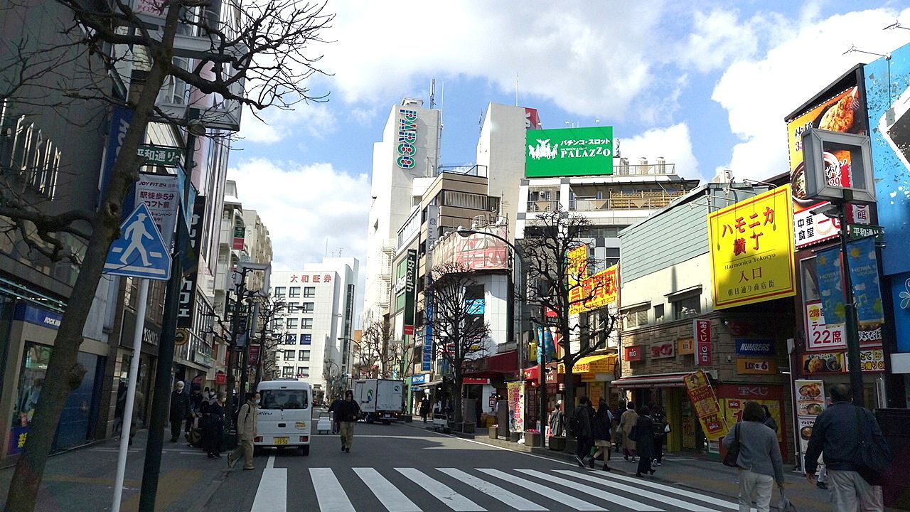 吉祥寺の平和通りは駅からすぐです