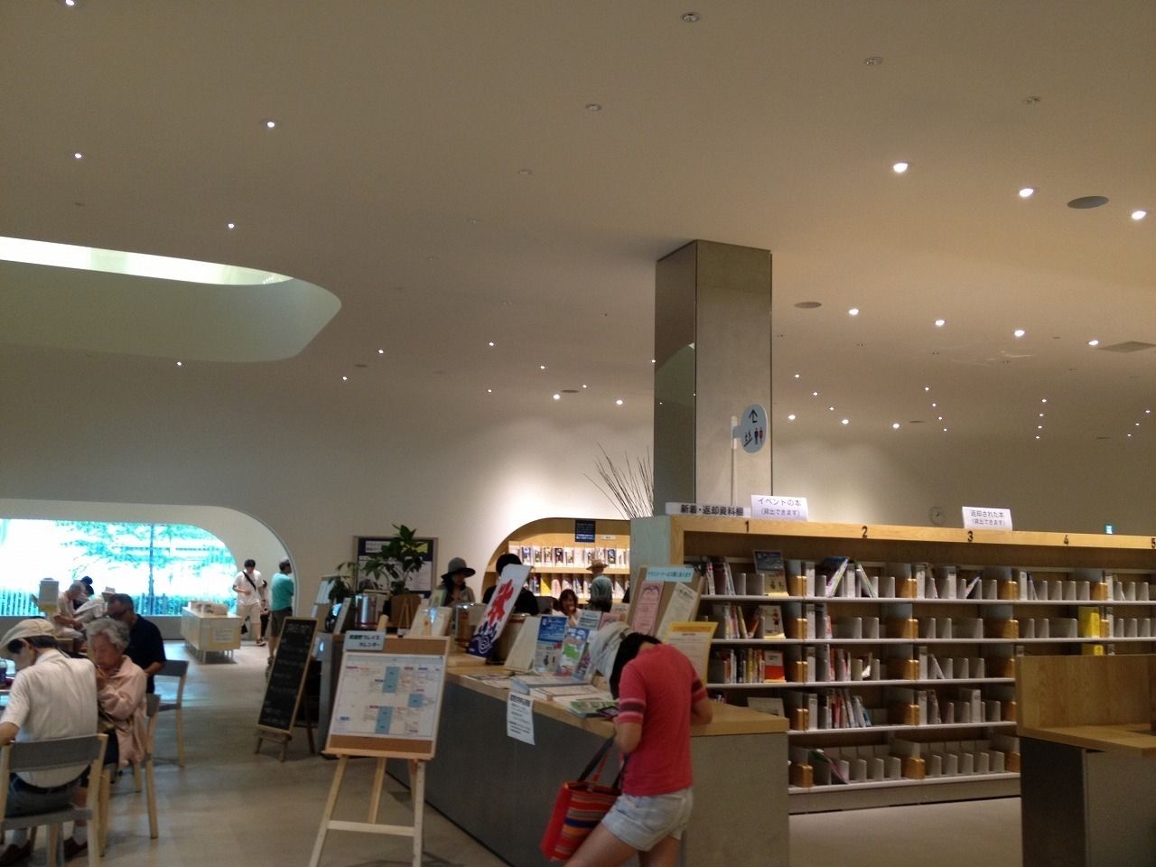 カフェも併設した図書館、武蔵野プレイス武蔵野プレイス