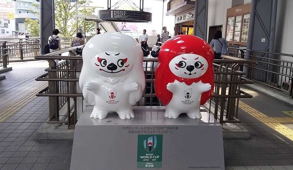三鷹駅に登場　ラグビーワールドカップ日本大会のマスコット