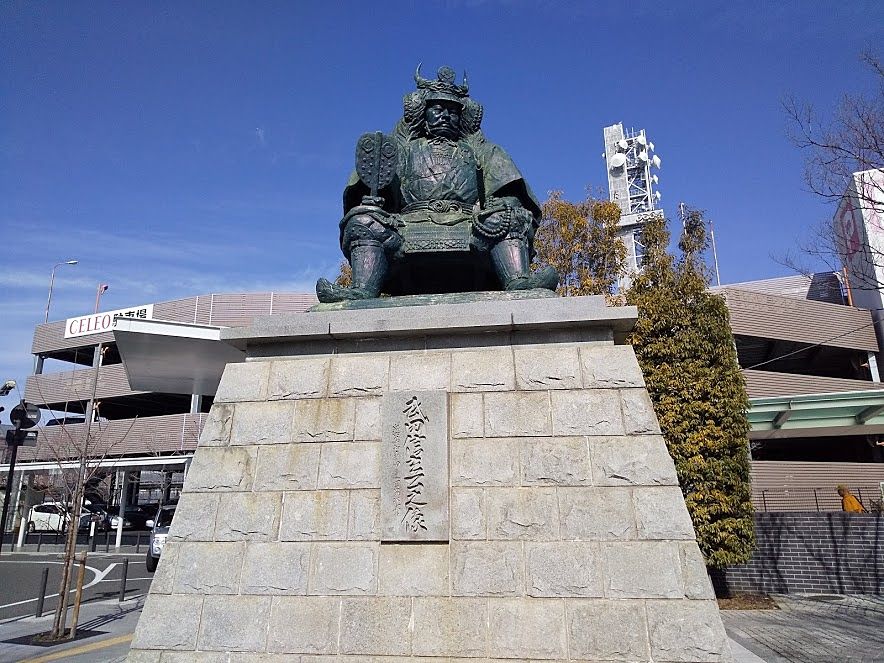 甲府駅の武田信玄像