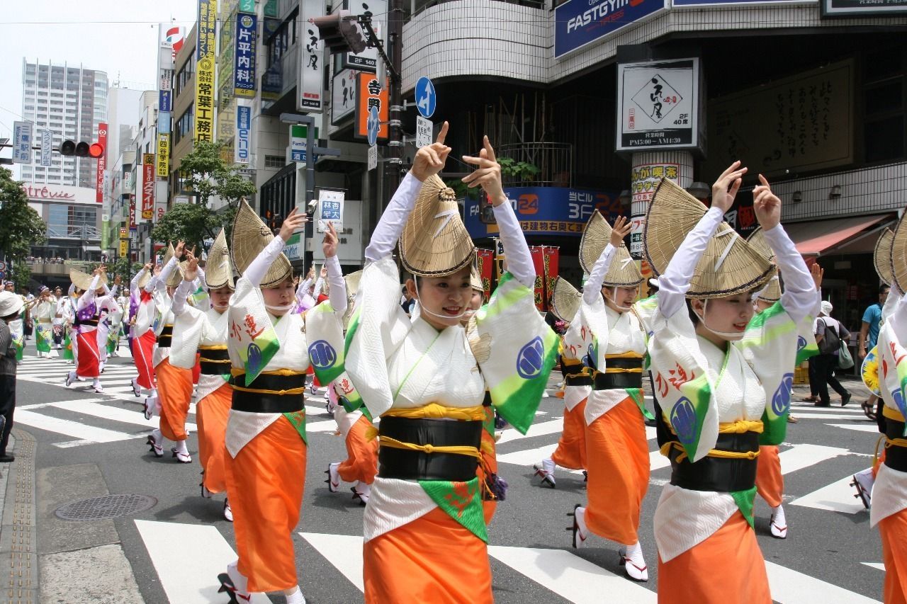 地元に夢中 夏は毎週末のイベントが三鷹南口で開催されます。七夕まつり、盆踊り、マルシェ、ふれあい夏祭り、阿波踊り、八幡大社祭りなど、地域密着の地元大好き祭りです。