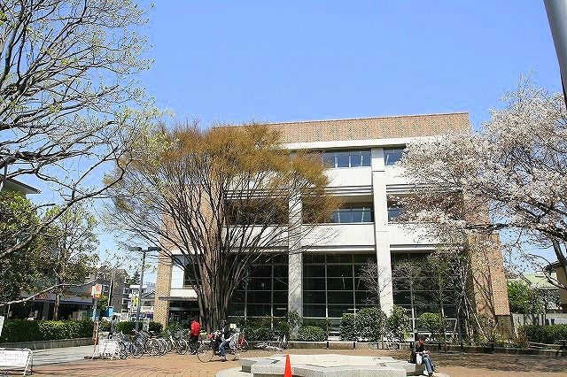 武蔵野市北町にある武蔵野中央図書館は文化会館や学校の多い地域にあります