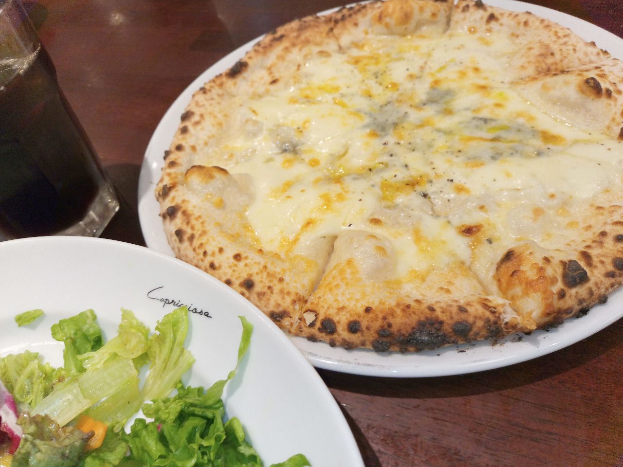 ゴルゴンゾーラなどのチーズ入りのピザ