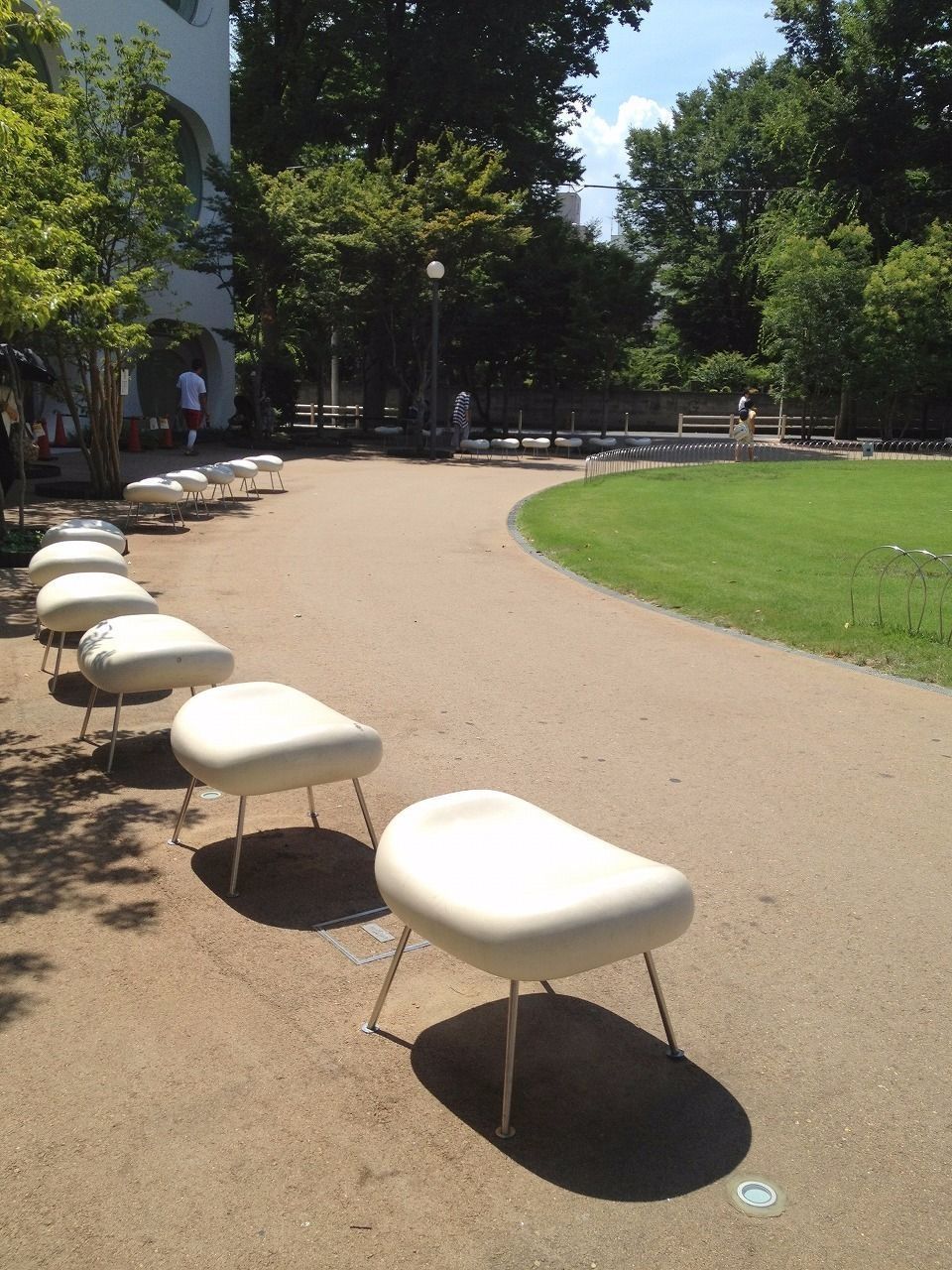 武蔵野プレイスの前の公園は子供達でいつも一杯です